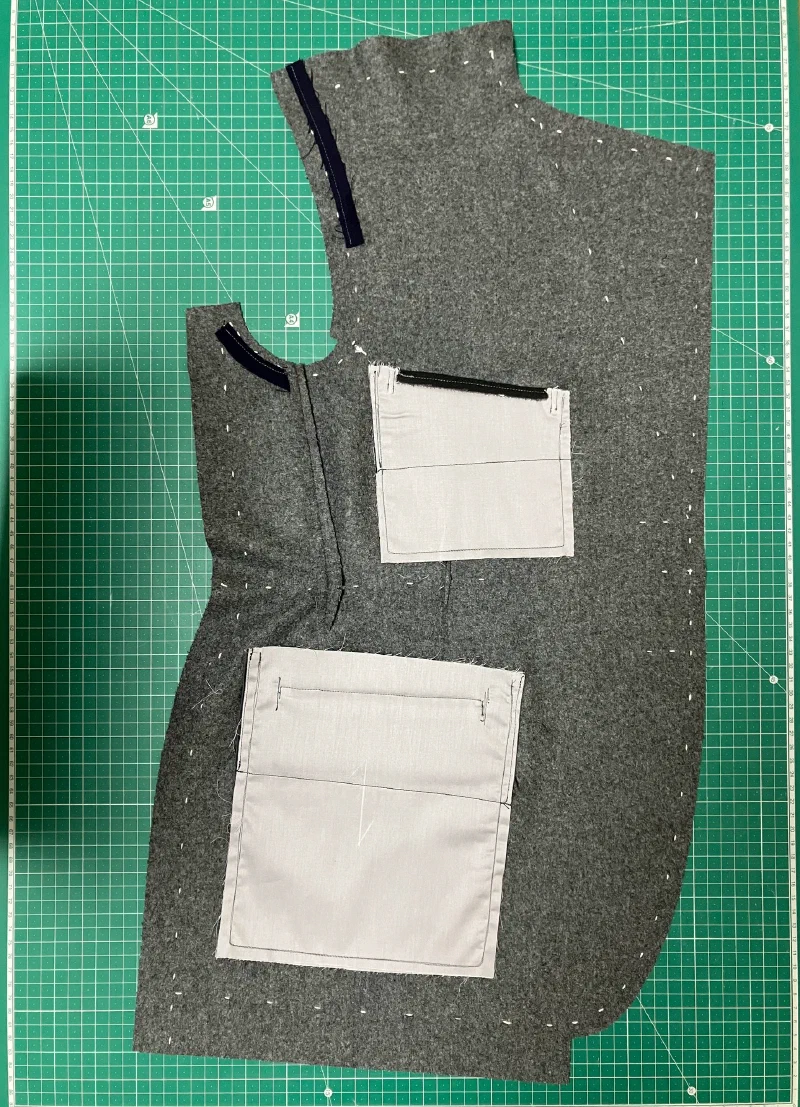 内側。ポケットの袋布が付いている。