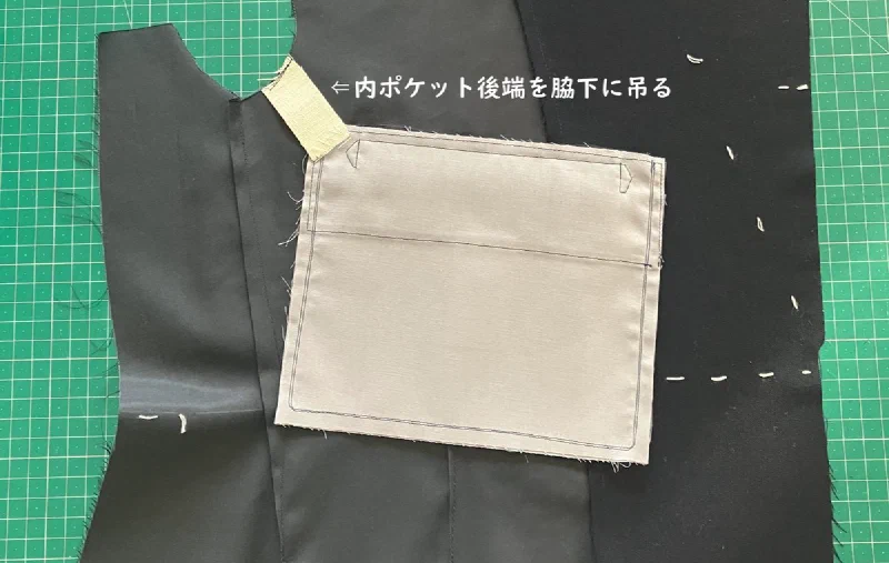 内ポケットの後端を脇下に吊ったところ。