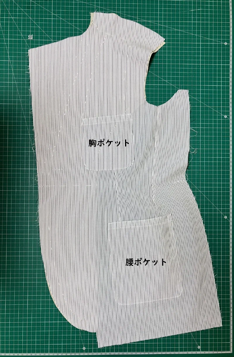 胸ポケットと腰ポケット。どちらもパッチポケットとして前身頃に縫い付けてある。