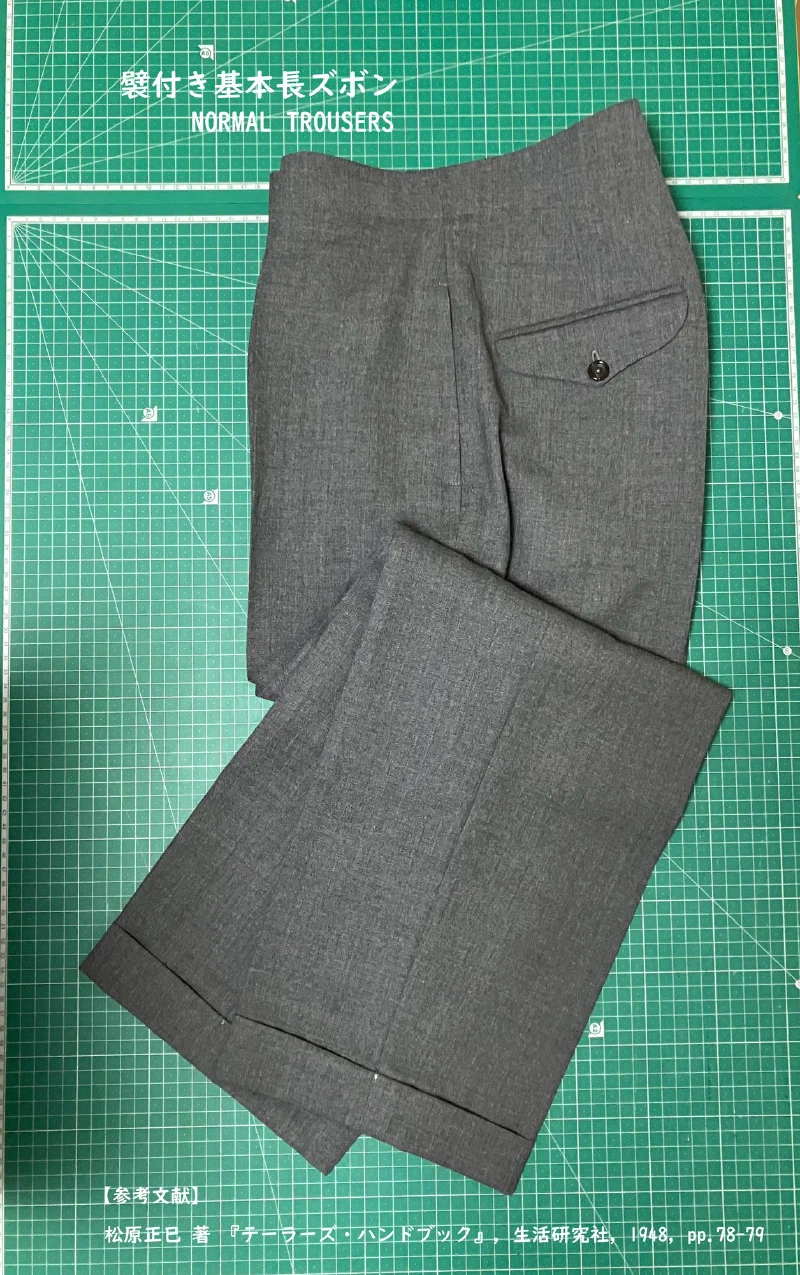 グレー。