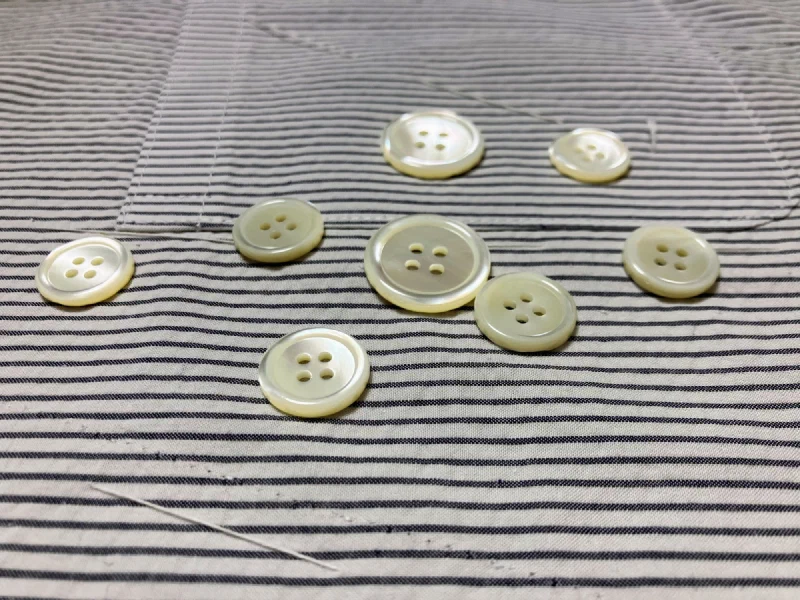 ジャケットに用いる大きめの高瀬貝のボタン。