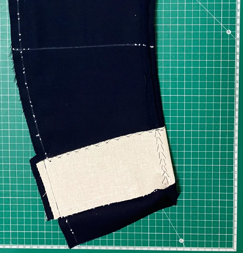 製作途中の袖の裏。袖口の生成り色の部分が袖芯。