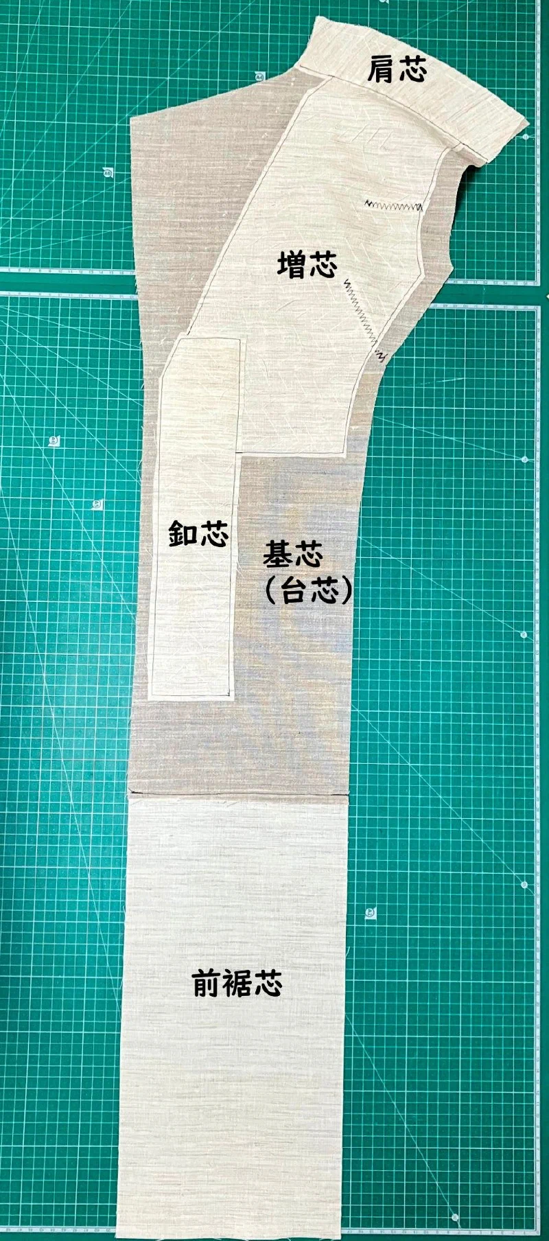 オーバーコートの前身頃の芯の部品。