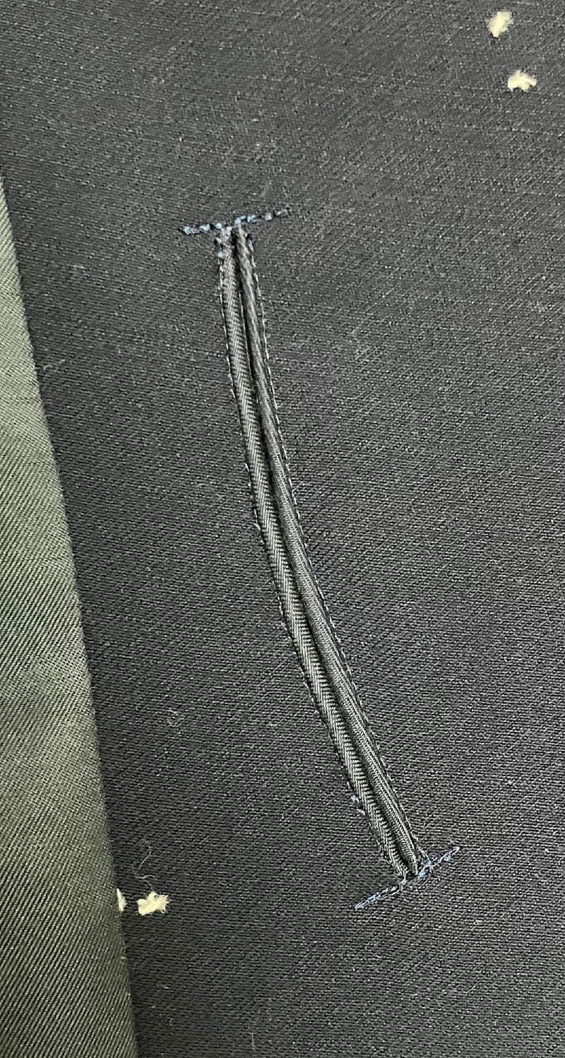 上着の内側のもみ玉縁ポケット。口の両端を止めてある。