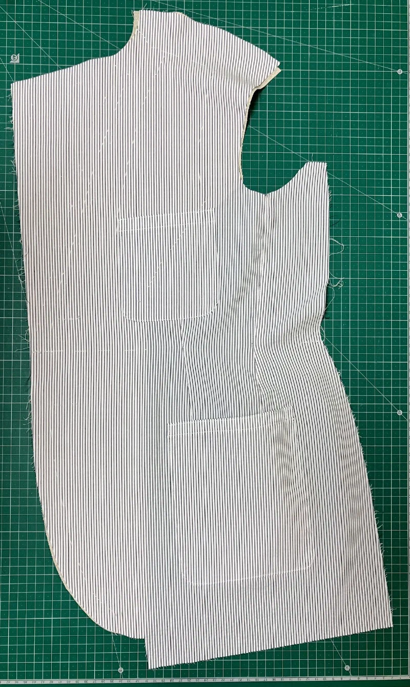 前身頃に付けたパッチポケット。胸と腰の2か所。